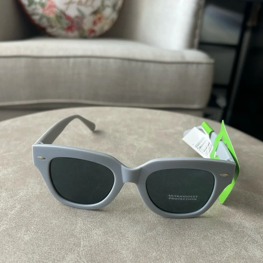 ✨NEW Stylish Black and Snow ❄️ White Gray Sunglasses